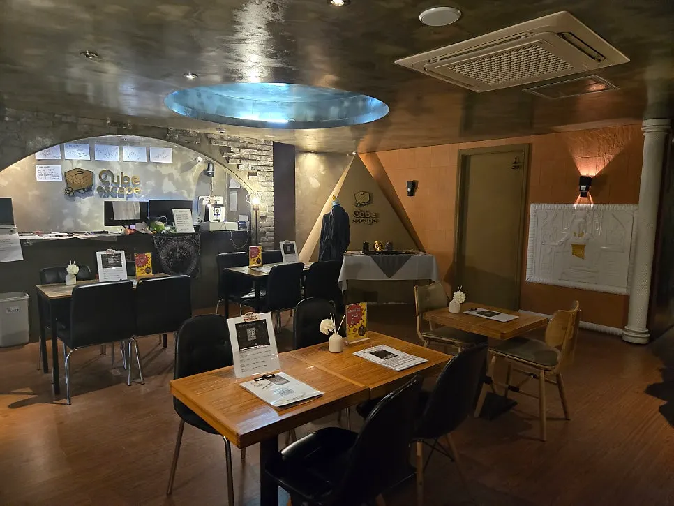 Table area inside Cube Escape Hongdae Branch