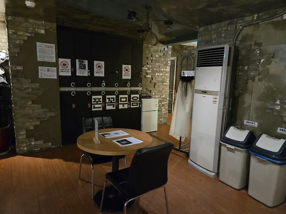 Table layout in the waiting area of the escape room café