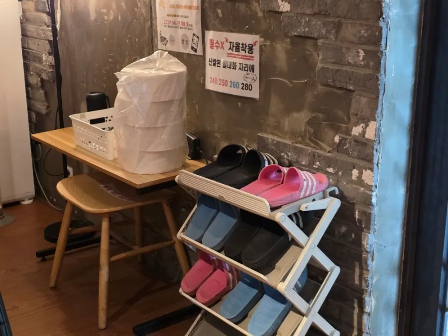 자율 착용인 실내화가 놓인 매장 한쪽