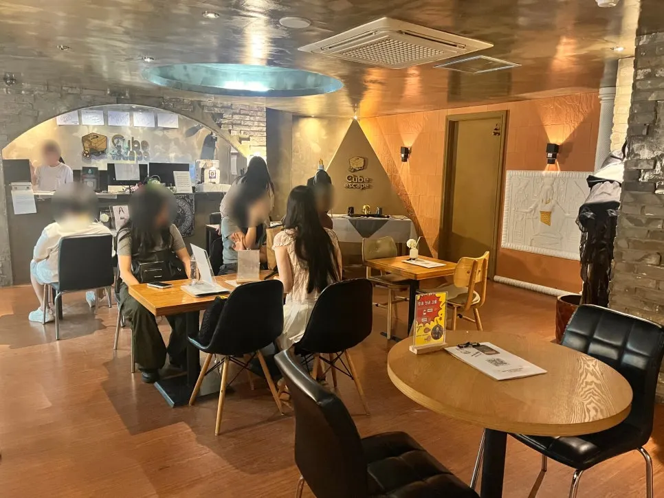 Tables and chairs in the waiting area of Cube Escape Hongdae Branch