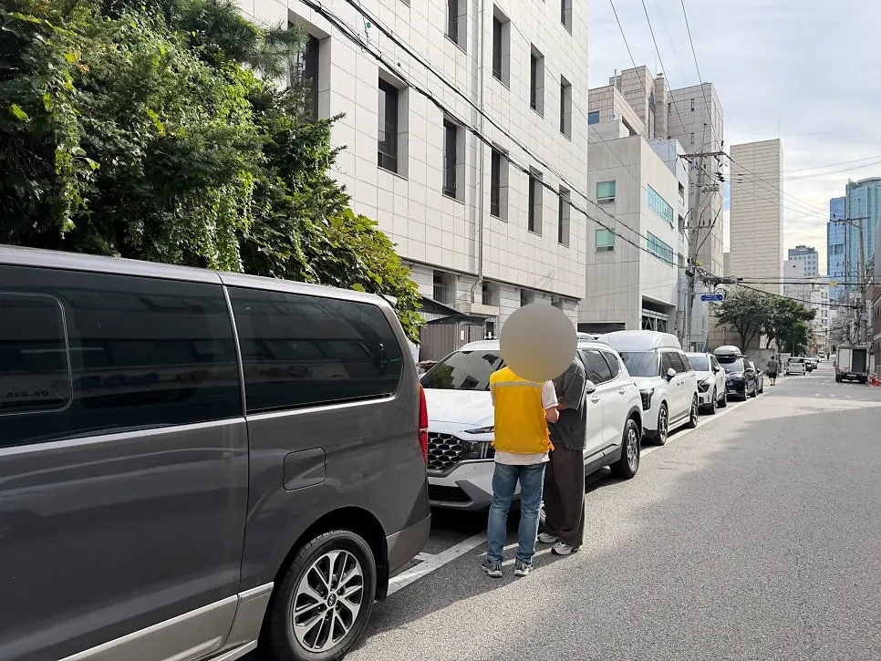 골목 안쪽에 자리한 경남공영주차장 모습