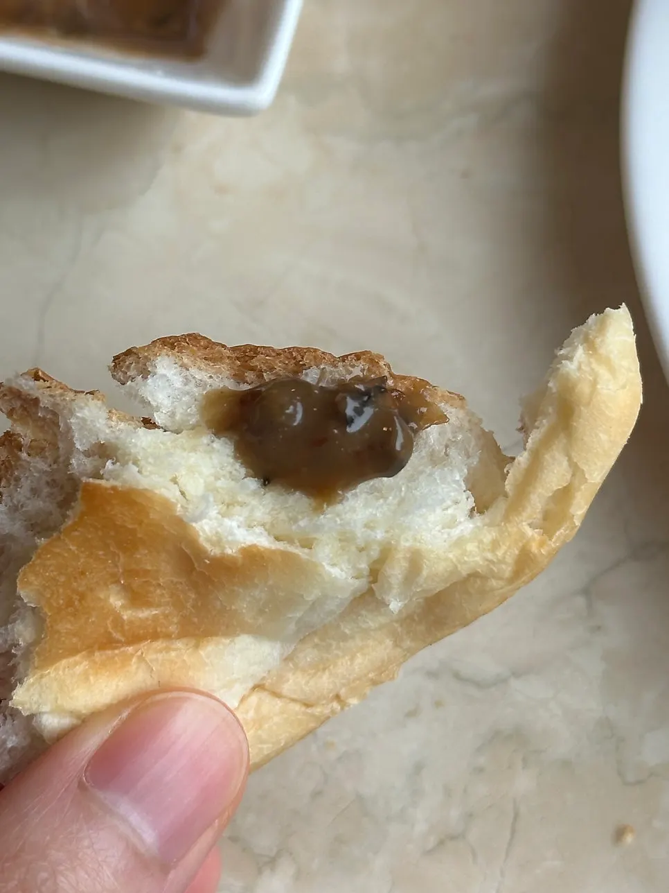 식전 빵을 소스에 찍어 먹는 모습