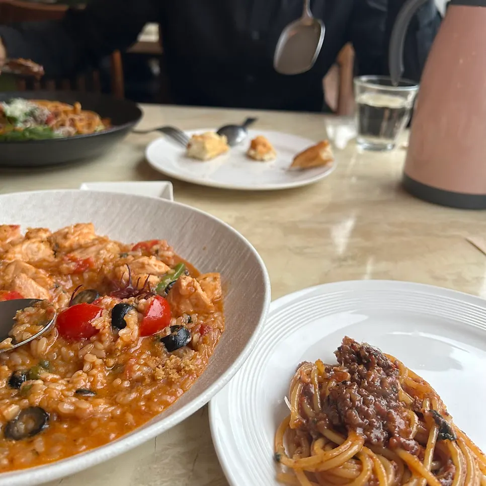 서빙된 퀴진 알 요리 클로즈업