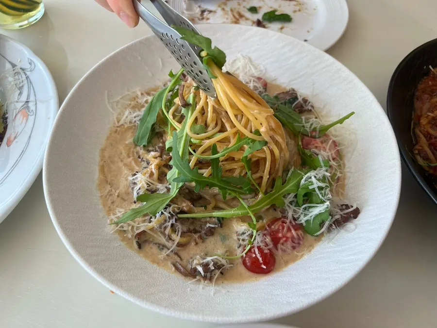 Gorgonzola cream pasta topped with hanwoo beef