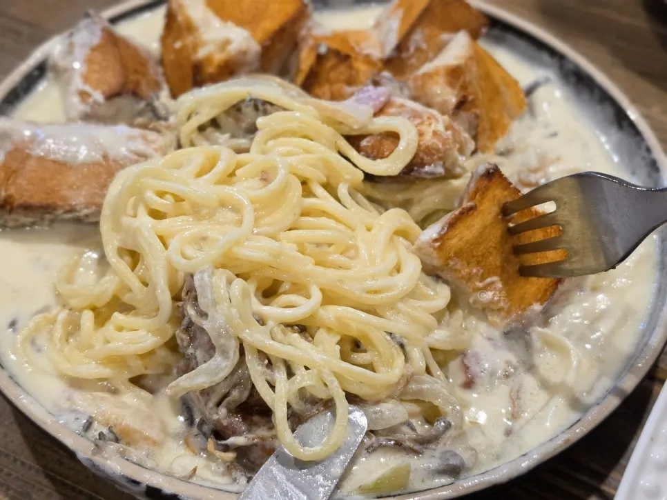 크림소스에 적신 빠네 빵