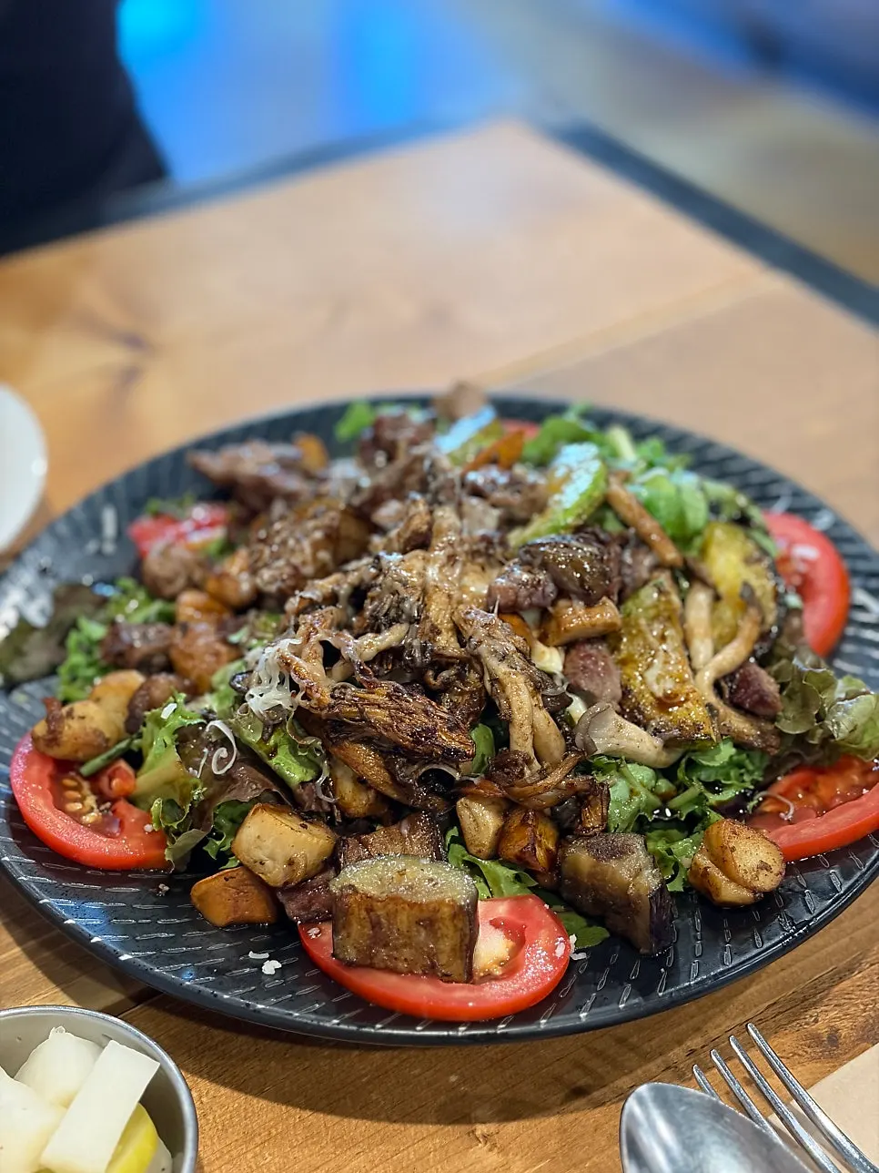 Steak salad with balsamic sauce