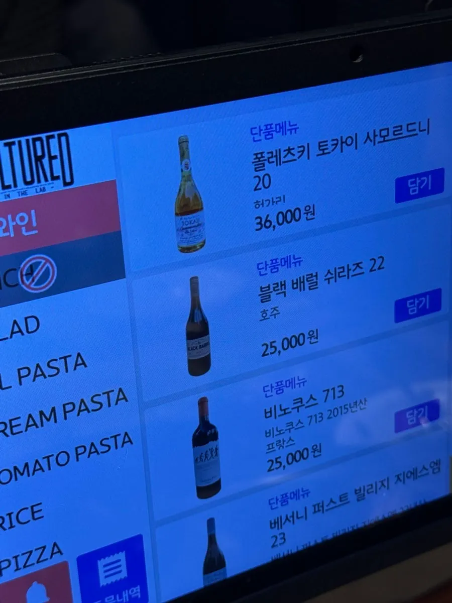 안쪽으로 길게 이어진 컬쳐드 다인용 단체석