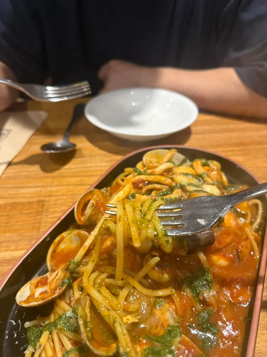 바질 페스토를 두른 매콤한 토마토 링귀네 클로즈업
