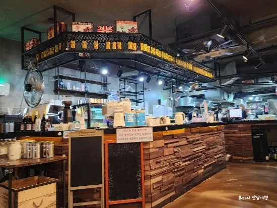 컬쳐드 매장 내부 테이블과 오픈 주방