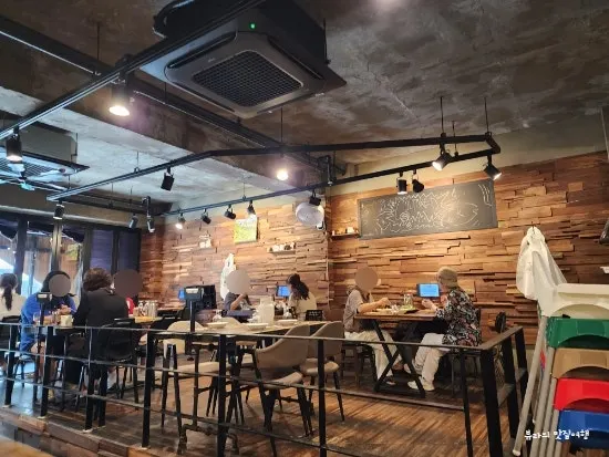 음식 만드는 모습이 보이는 컬쳐드 오픈 주방