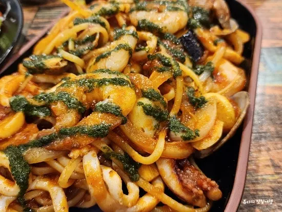 바지락과 오징어가 들어간 해산물 토마토 링귀네