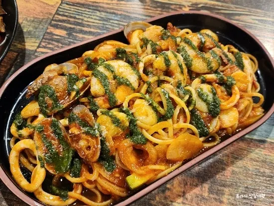 토마토소스 위에 바질소스를 올린 링귀네