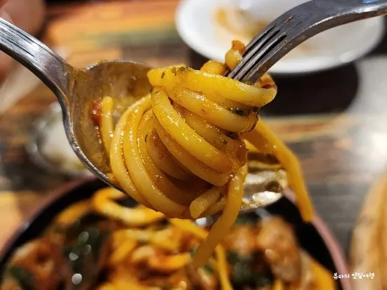 면을 들어올린 해산물 토마토 링귀네