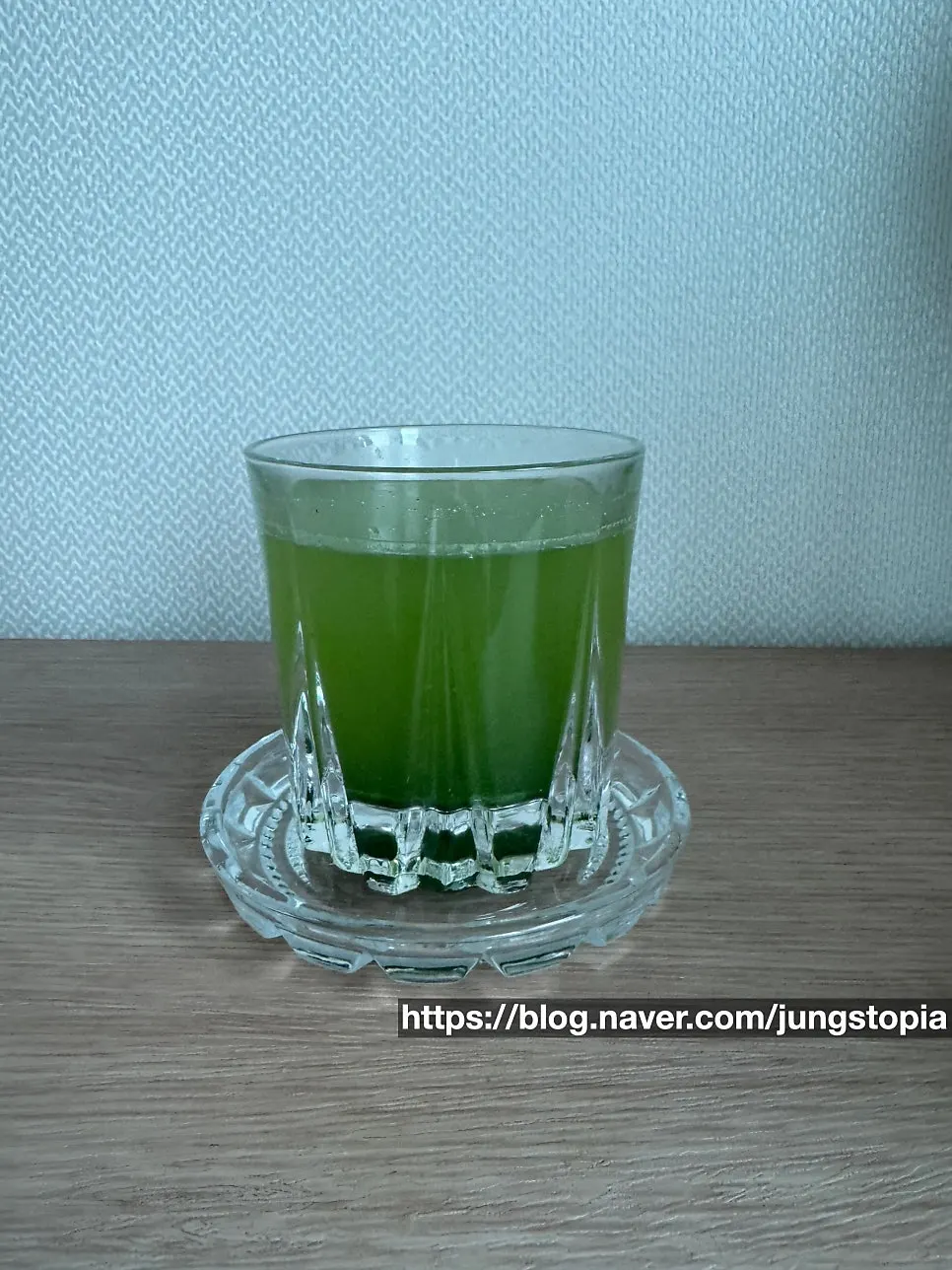 Preparing green juice with curly kale powder