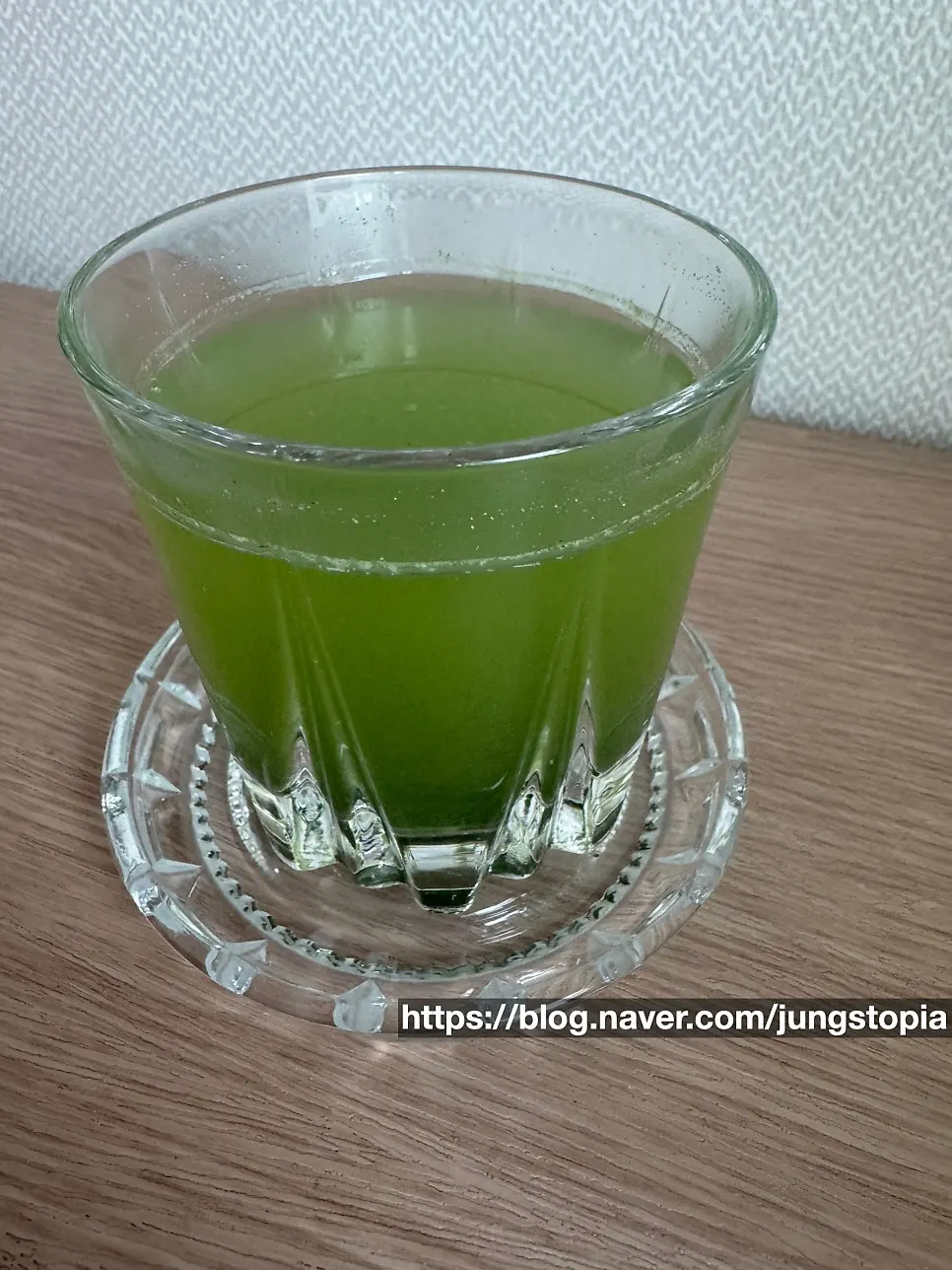 Preparing green juice by mixing water and curly kale powder