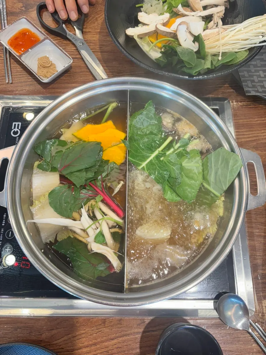 얼큰해물육수로 끓인 샤브샤브