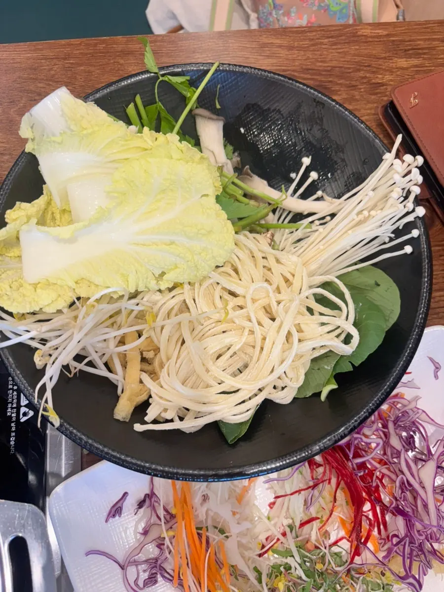 가족이 함께 먹는 샤브샤브 테이블