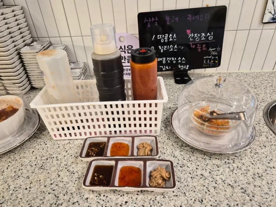 Self-bar with rice cakes, dumplings and fish cakes