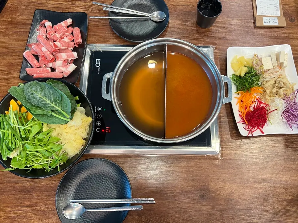 우목심과 우삼겹 비교 접시
