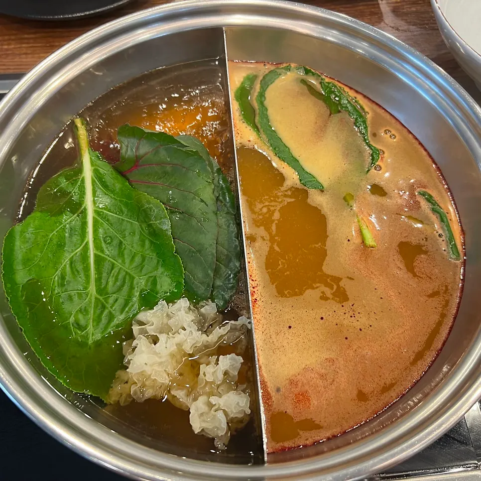 육수와 야채, 고기가 세팅된 테이블
