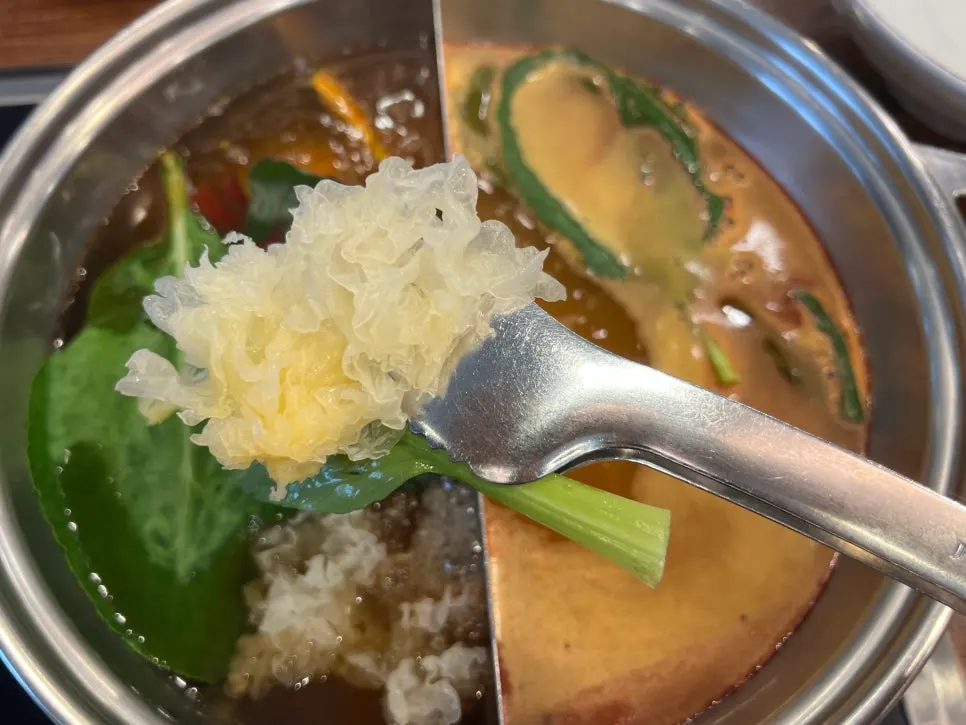끓기를 기다리는 샤브샤브 육수 냄비