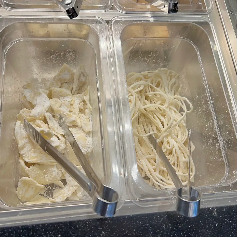 익힌 야채와 고기를 담은 그릇