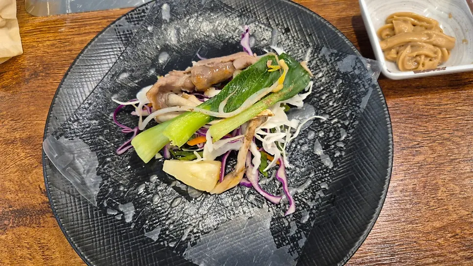 Wolnamssam wrap made with cooked beef and vegetables in rice paper
