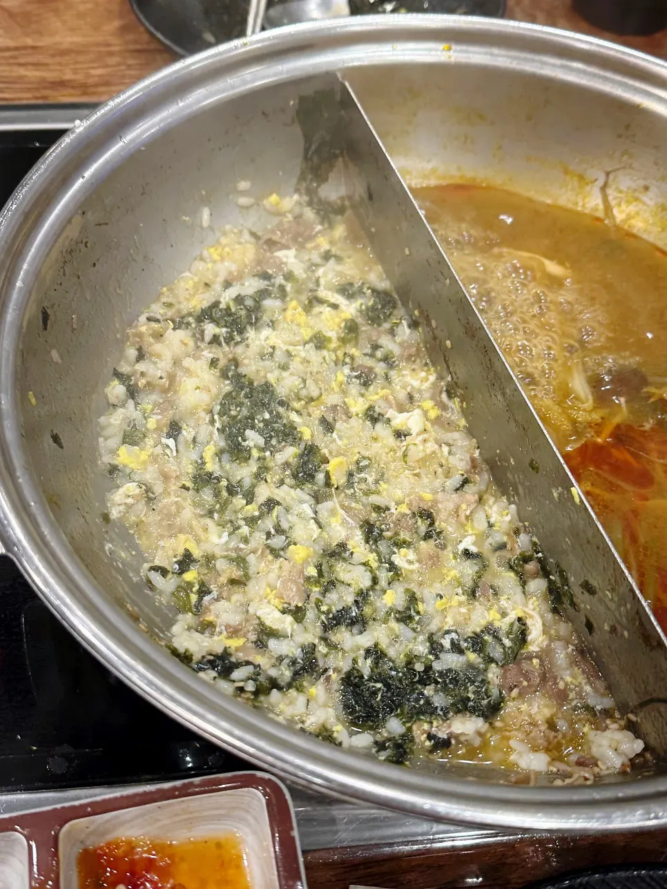 Shabu-shabu porridge made with sesame oil, sesame seeds, egg, and gim