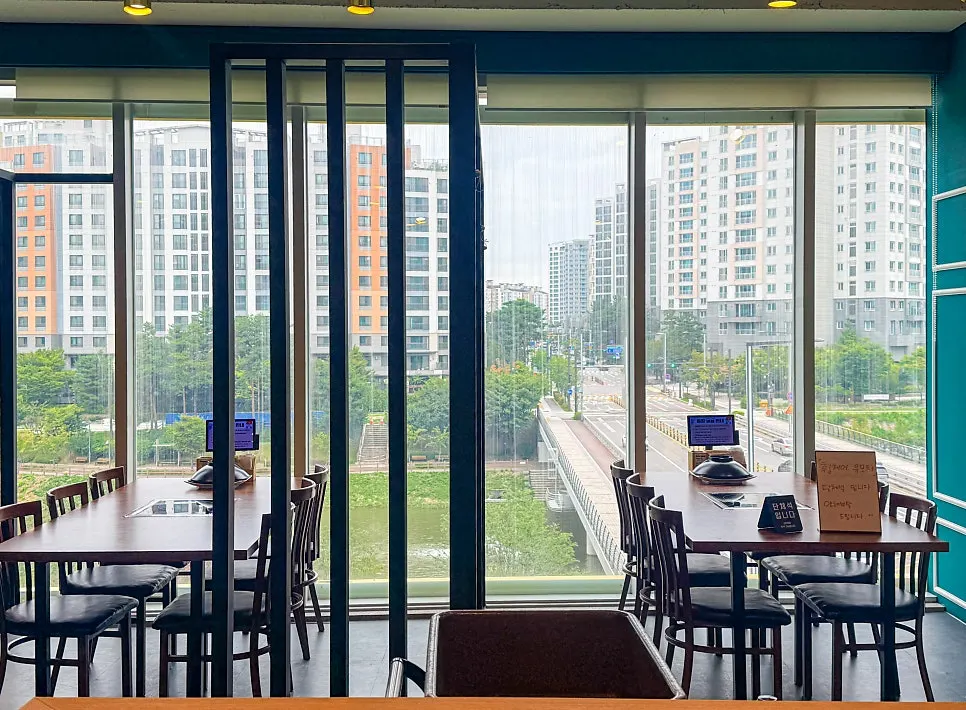 좌석 간격이 여유로운 다담 위례점 매장 내부