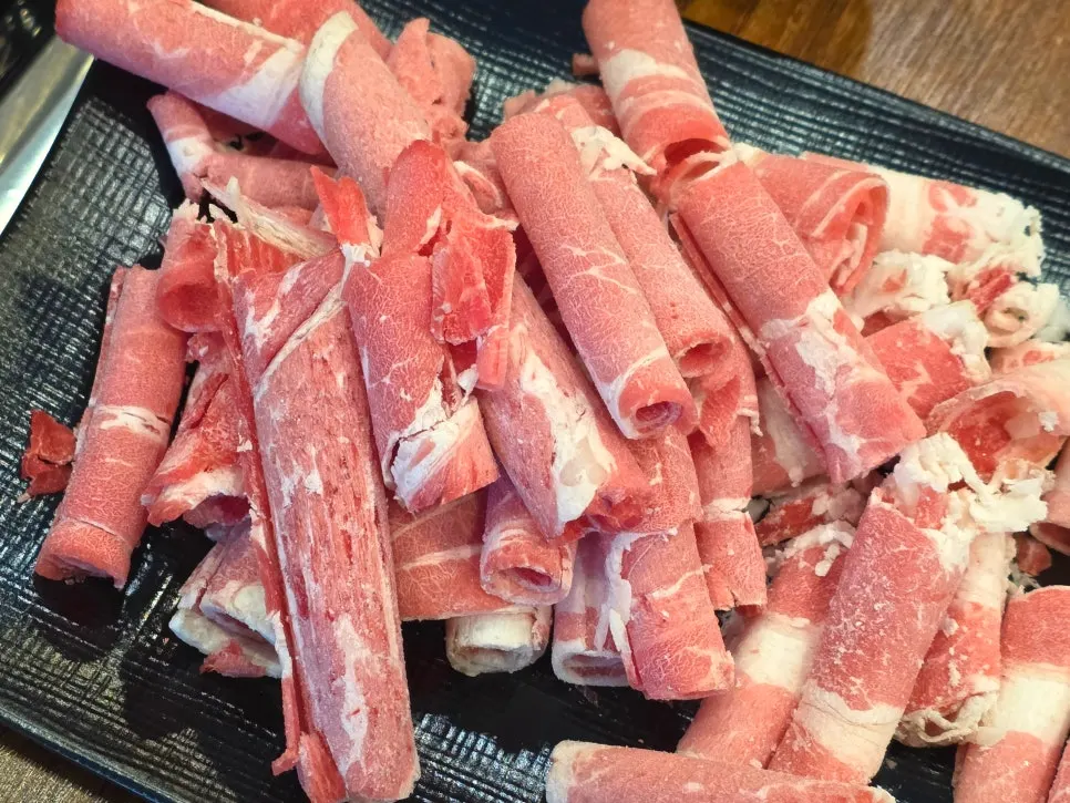 육수에 살짝 익힌 샤브샤브 소고기