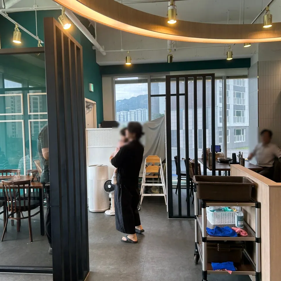 Dining hall with 4-seat tables at the shabu-shabu restaurant