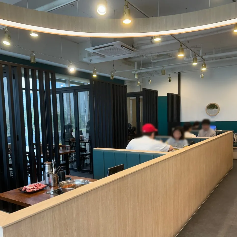 Clean-looking table area at the Wirye branch