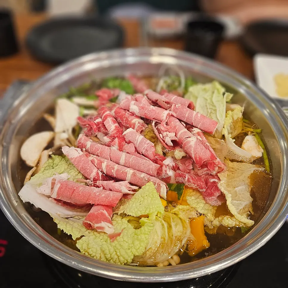 끓는 맑은 육수에 담긴 우삼겹