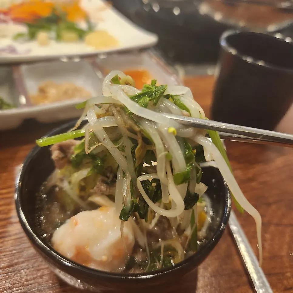 익힌 고기와 채소를 건져 담은 접시