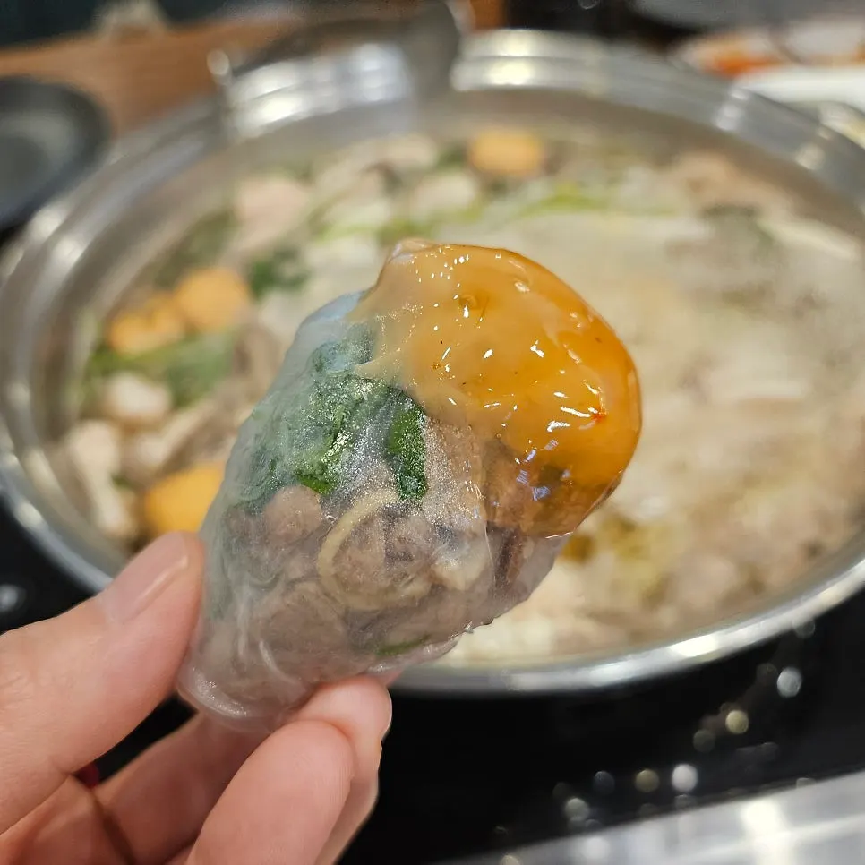 다진 청양고추를 섞은 땅콩 소스와 월남쌈