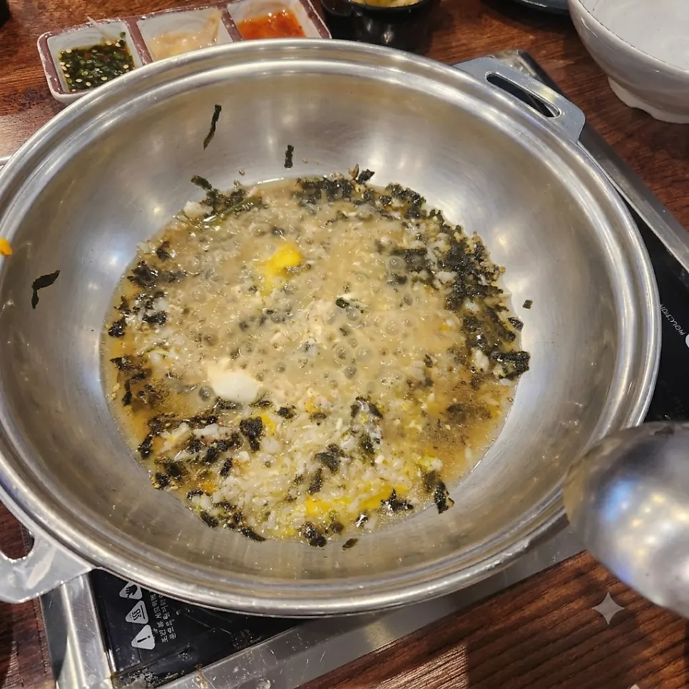 밥과 김 가루를 넣어 끓인 마무리 영양 죽
