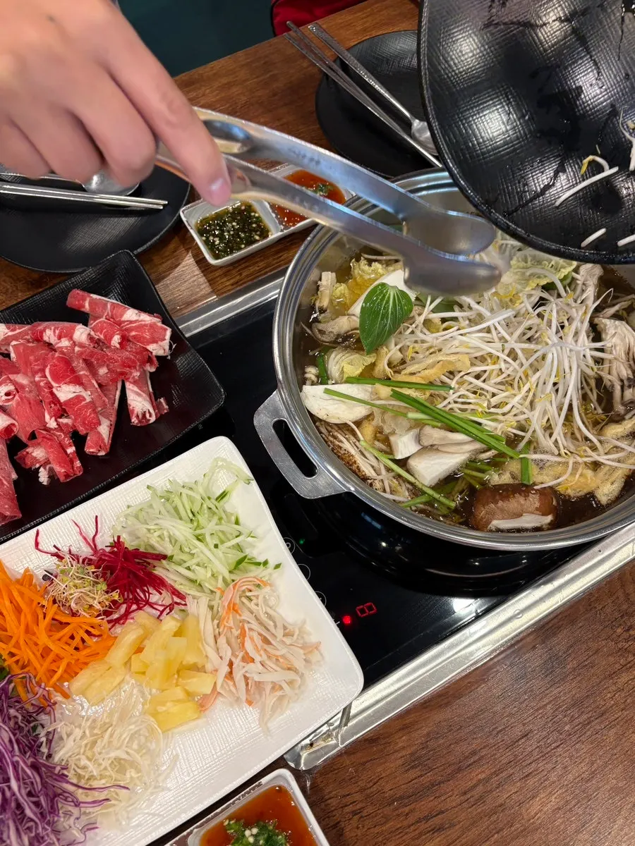 Wolnamssam with vegetables and meat piled on rice paper