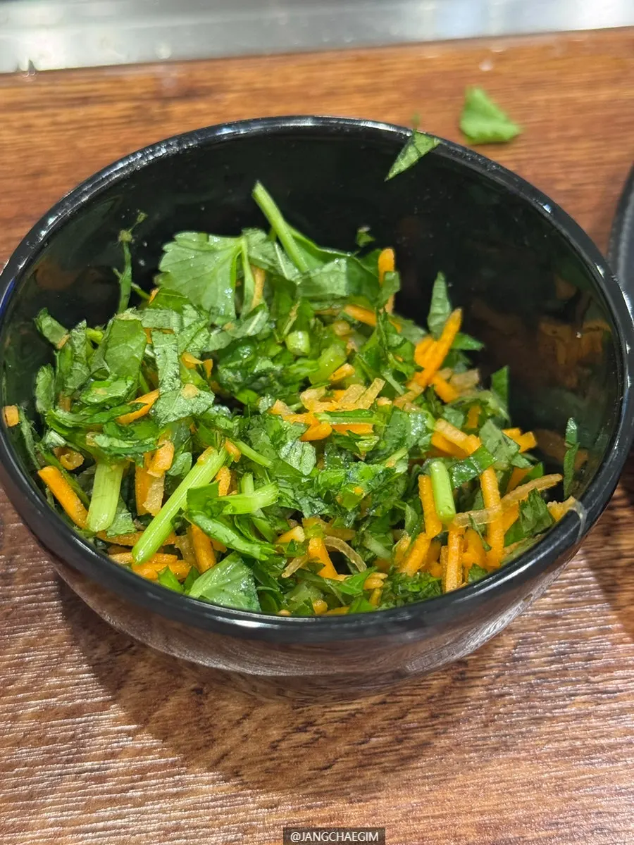 리필한 우삼겹과 우목심 접시