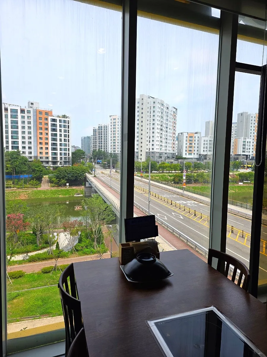 Table seating with installed partitions