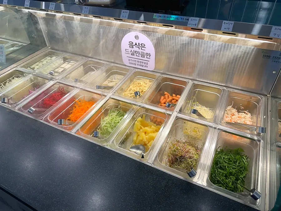 Self-bar with meatballs, tofu, rice cakes, and noodles
