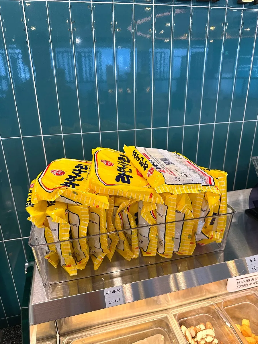 Self-bar display including ramyeon noodles
