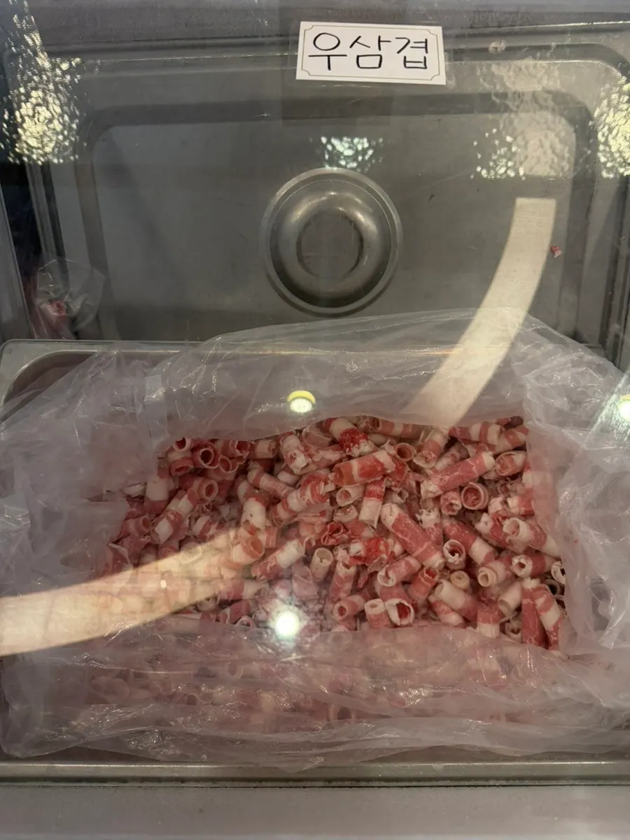 샤브샤브용 소고기 슬라이스 접시 근접