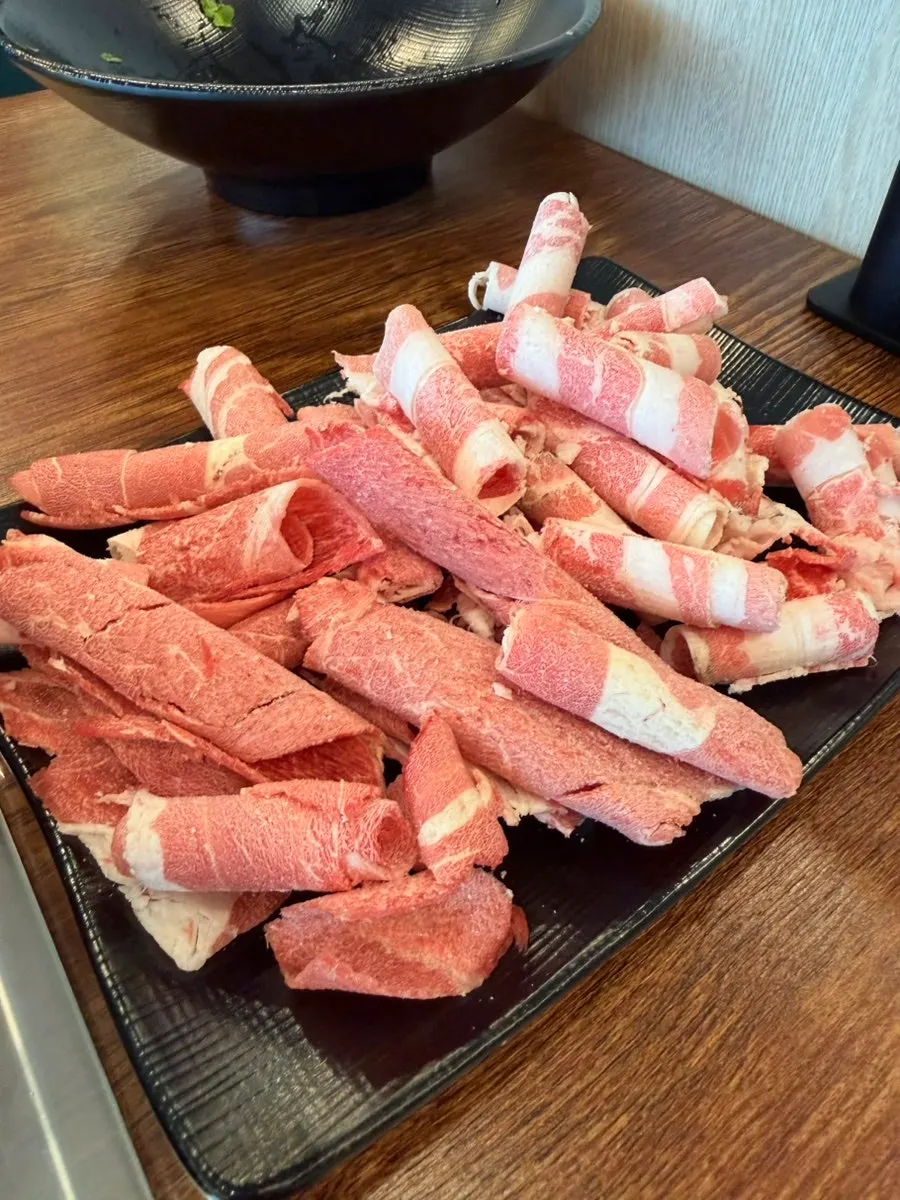 채소를 가득 넣고 끓이는 반반 육수 냄비