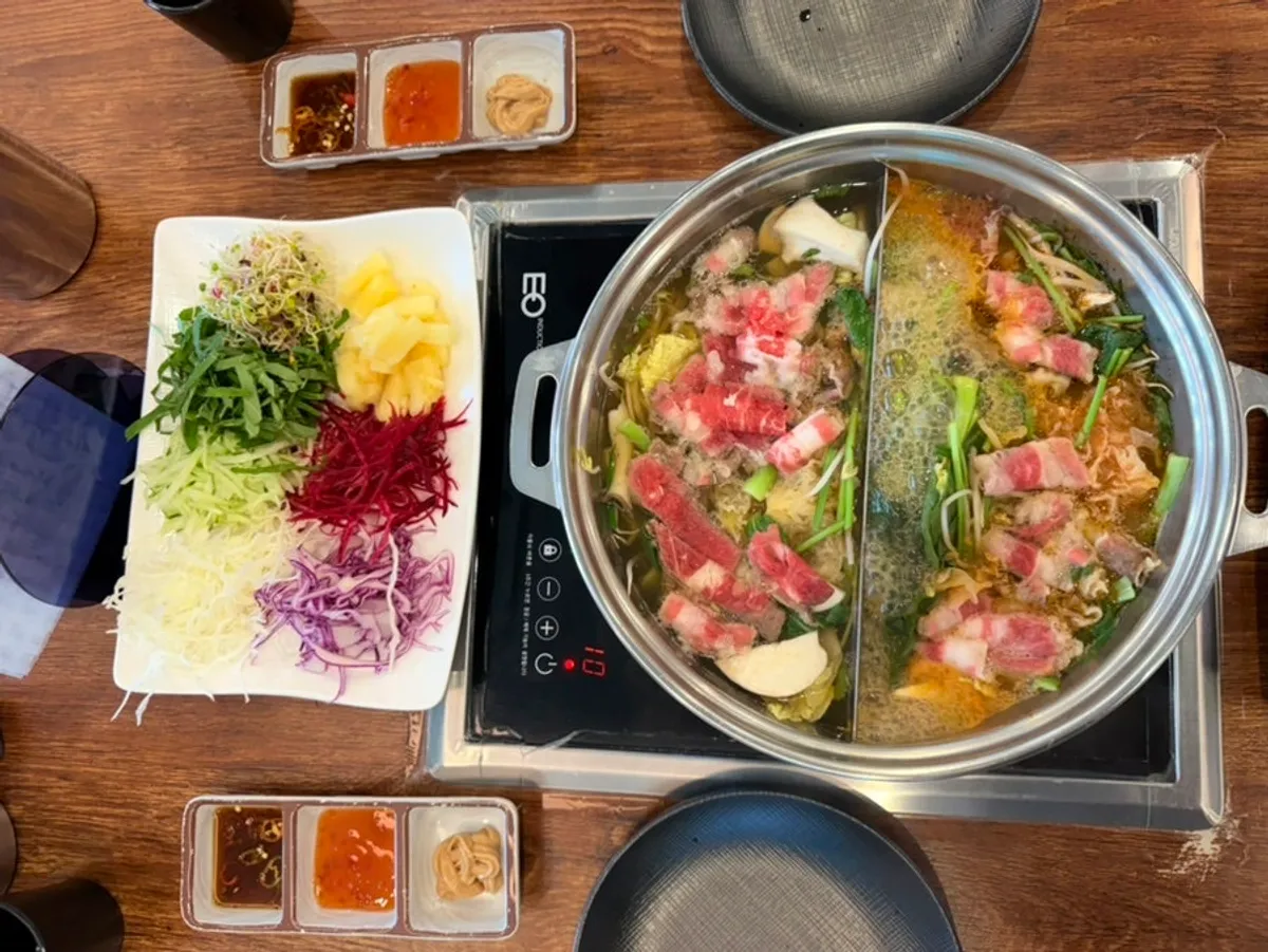 샤브샤브 냄비와 월남쌈 채소가 함께 놓인 테이블