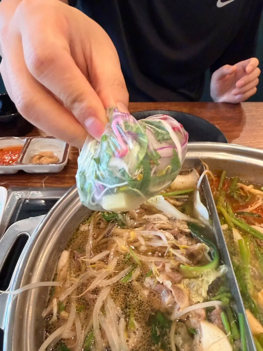 라이스페이퍼를 따뜻한 물에 적시는 모습