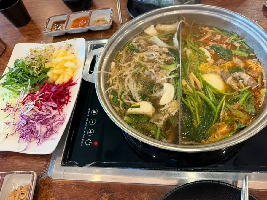채소가 가득 든 월남쌈과 샤브샤브 상차림