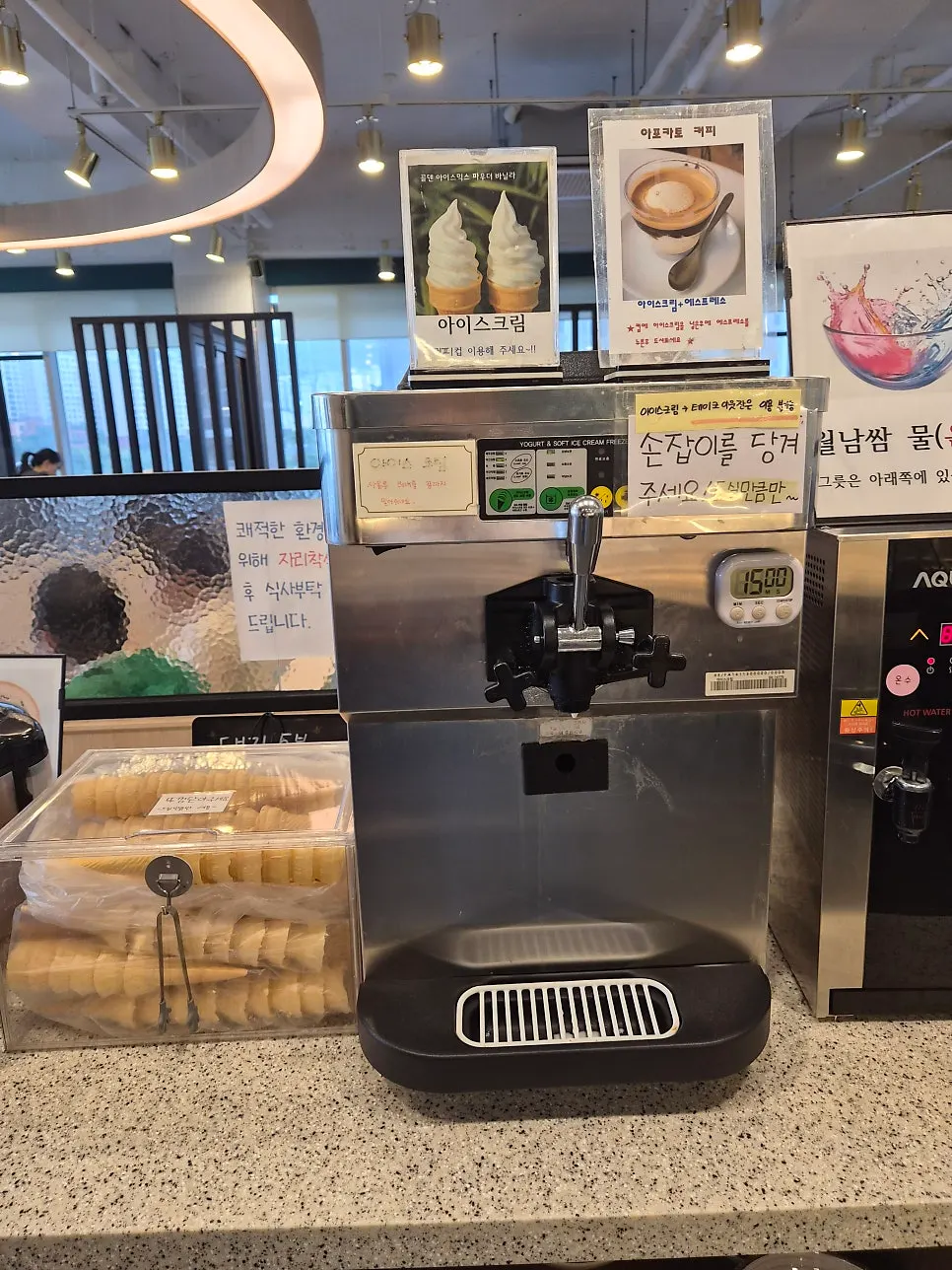Self-bar corner with various sauces