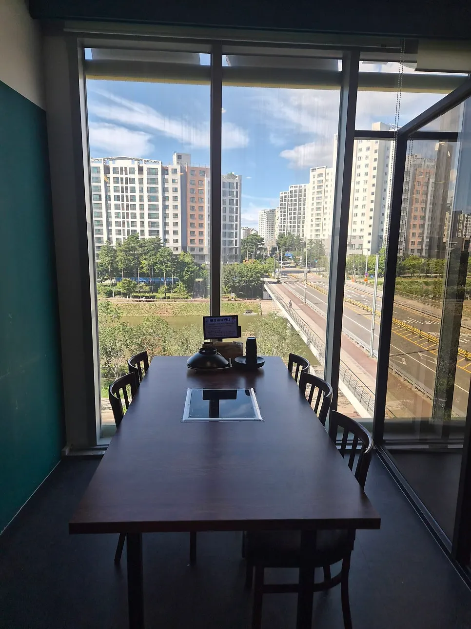 Window seating with floor-to-ceiling glass