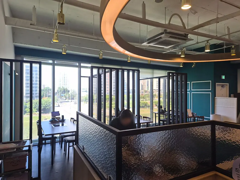 Overview of the dining hall at Dadam Shabu Shabu Wirye Branch