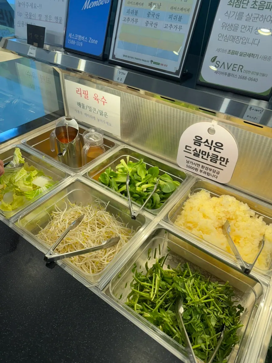 下午3点悠闲的深潭涮涮锅位礼店内部